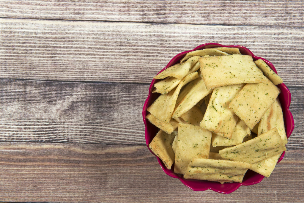 Savoury seasoned chickpea crackers