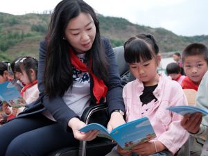Tate & Lyle employee reads to child at local event