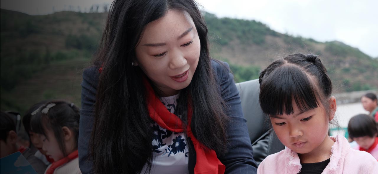 Michelle Liu with student of Huaze Primary School