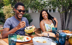 Couple eating healthily outdoors