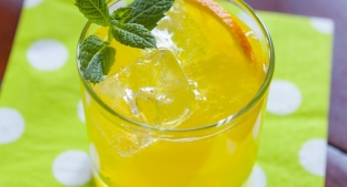 Stevia sweetened fruit drink