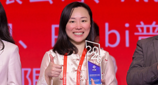 Tate & Lyle employee receiving FHE Innovation award