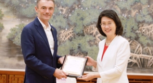 Nick meets with Jiangmen City Mayor