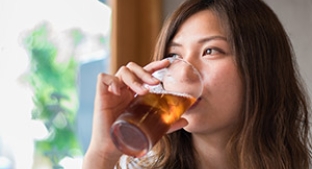 Woman drinking stevia sweetened tea