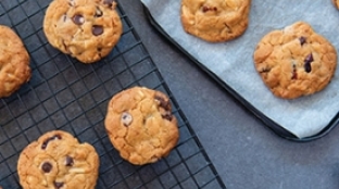 Baking tray and cooling rack on cookies